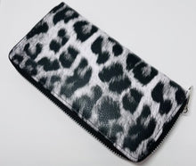 Load image into Gallery viewer, Leopard Print Clutch